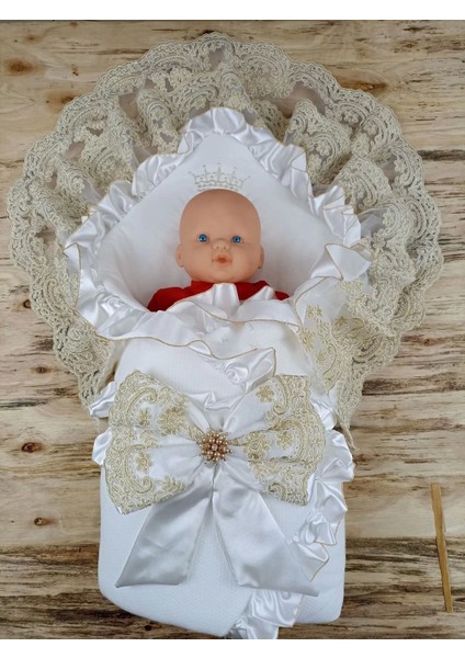 Sahra Taç Nakışlı Inci ve Dantel Fiyonklu Çift Dantel Duvaklı Trilüks Kundak Bebek Battaniyesi Gold fiyatları