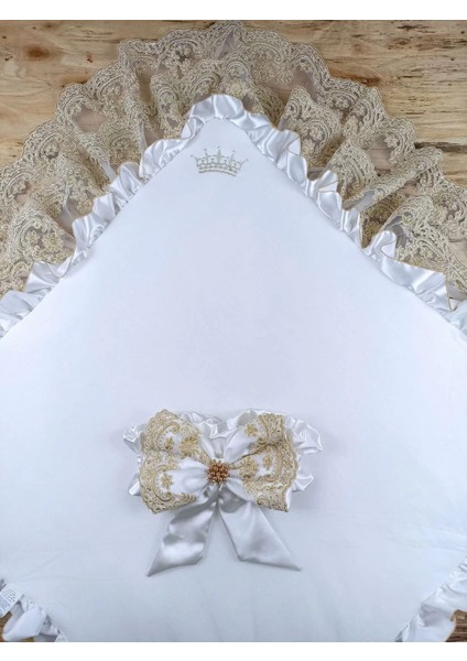 Sahra Taç Nakışlı Inci ve Dantel Fiyonklu Çift Dantel Duvaklı Trilüks Kundak Bebek Battaniyesi Gold fırsatları