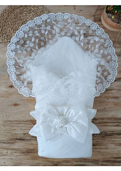 Yenidoğan Ay Işığı Papatya Dantelli Taşlı Fiyonk Bebek Battaniyesi Kundak Ekru