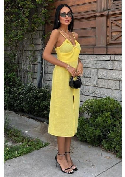 Göğsü Aksesuarlı Önü Yırtmaçlı Elbise 2899 fiyatları