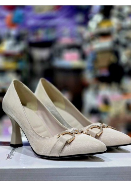 Gold Toka Detay Ince Topuklu Ayakkabı