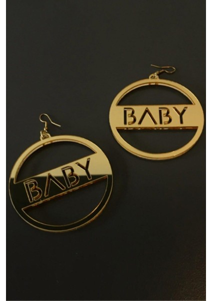 Parlak Pleksi Yazılı Çift Kadın Küpe, Şık ve Modern Takı Seçeneği