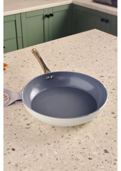 30 cm Swiss Crystal Metal Tava, Şık Tasarım ve Dayanıklı Yapısı ile Mutfakta Tercih Edilen Ürün