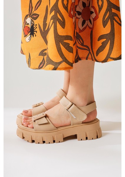 Rialda Bej Cırt Cırt ve Toka Detaylı Yüksek Taban Sandalet