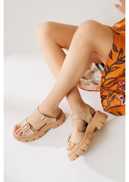 Rialda Bej Cırt Cırt ve Toka Detaylı Yüksek Taban Sandalet fırsatları