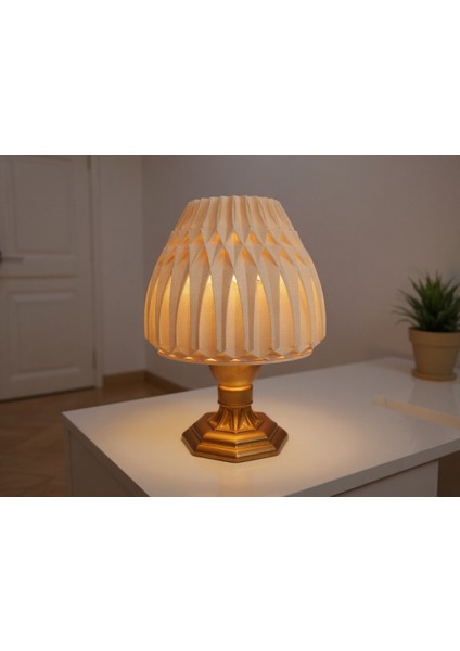 Suma El Yapımı Abajur – Gold Reçine Gövde, Ekru Geometrik Şapka | Modern Retro Tasarım