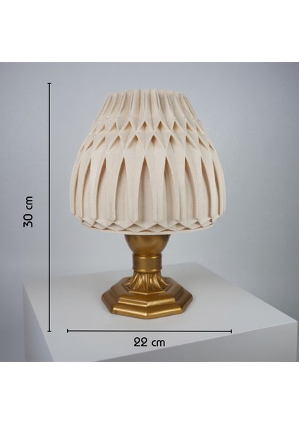 Suma El Yapımı Abajur – Gold Reçine Gövde, Ekru Geometrik Şapka | Modern Retro Tasarım