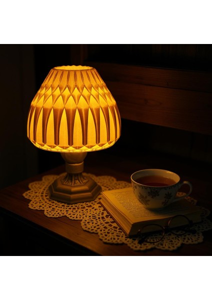 Suma El Yapımı Abajur – Bronz Reçine Gövde, Ekru Geometrik Şapka | Modern Retro Tasarım