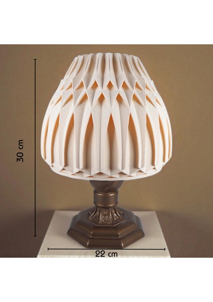 Suma El Yapımı Abajur – Bronz Reçine Gövde, Ekru Geometrik Şapka | Modern Retro Tasarım