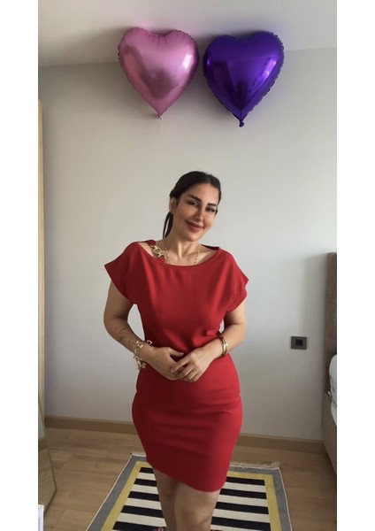 Kadın Kısa Kollu Tek Omuz Askı ve Aksesuar Detay Beli Lastikli Krep Elbise