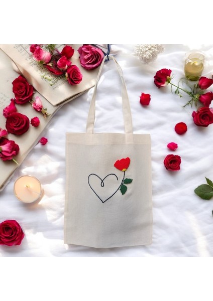 Göksunun Izi - Kalp Ve Gül Figürlü Punch Bez Çanta – Siyah Kalp Ve Kırmızı Gül Desenli El Yapımı Romantik Bez Çanta
