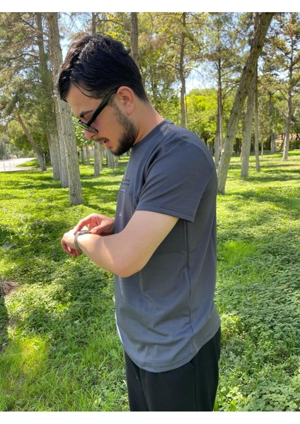 Erkek Düz Kesim Minimal Yazılı Tişört fiyatları