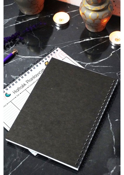 A5 Kedi Siyah Kraft Kapaklı Defter - Haftalık Planlayıcı - 52 Yaprak 15X21 cm - Pencerede Kedili fırsatları