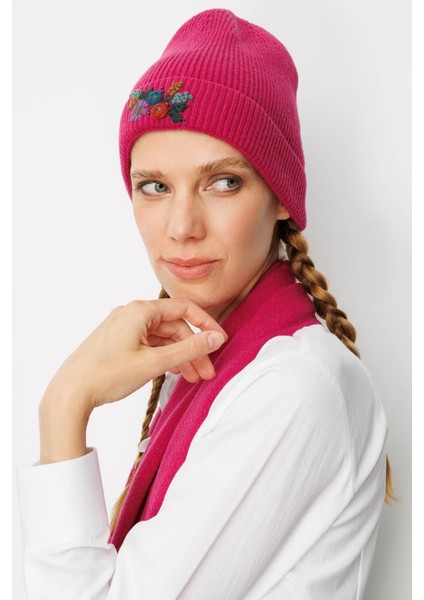 Kadın Rokoko Nakış Işlemeli Yün Bere Sıklamen fiyatları