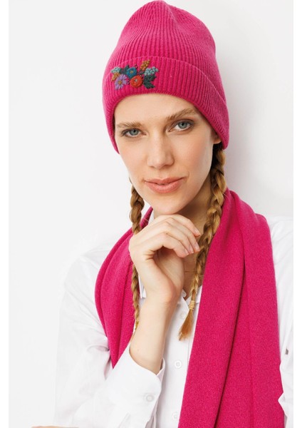 Kadın Rokoko Nakış Işlemeli Yün Bere Sıklamen indirimleri