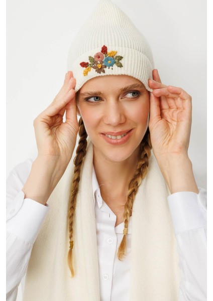 Kadın Rokoko Nakış Işlemeli Yün Bere Kemik