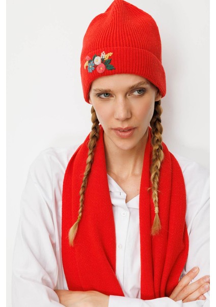 Kadın Rokoko Nakış Işlemeli Yün Bere Mercan