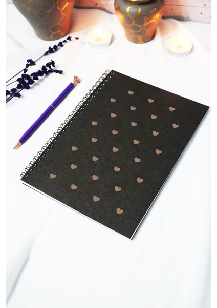 A5 Kalp Aşk Desen Siyah Kraft Kapaklı Çizgisiz Defter - 60 Yaprak (120 Sayfa) 15X21 cm - Anı Defteri