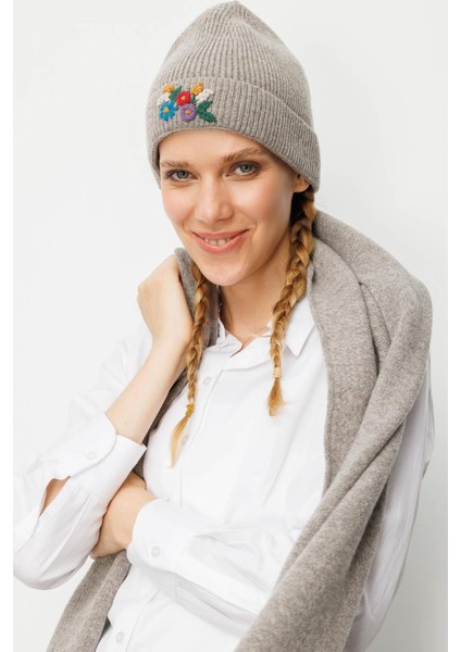 Kadın Rokoko Nakış Işlemeli Yün Bere Vizon