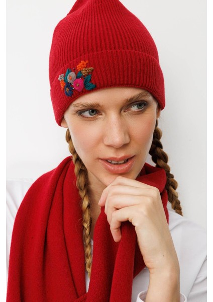 Kadın Rokoko Nakış Işlemeli Yün Bere K.kırmızı