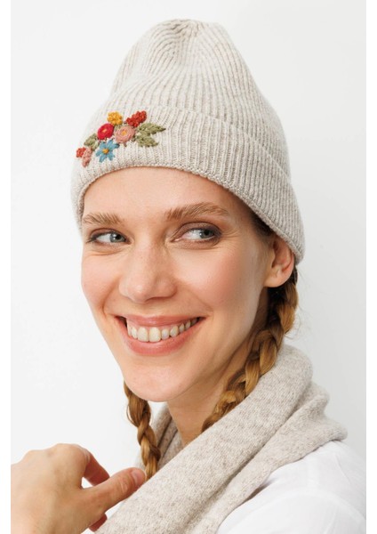 Kadın Rokoko Nakış Işlemeli Yün Bere V.bej fiyatları