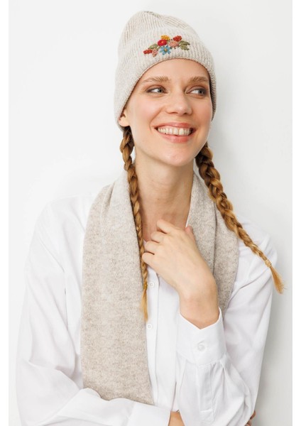 Kadın Tek Yanı Rokoko Nakış Işlemeli Yün Kaşkol V.bej fırsatları