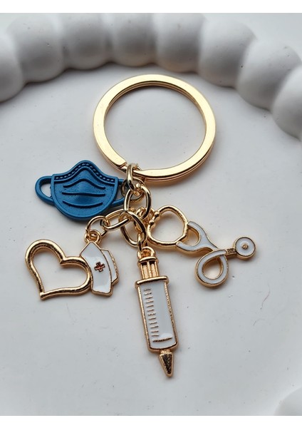 - 🩺 Medikal Temalı Altın Kaplama Çanta Charmı – Doktor Hemşire Figürlü Anahtarlık Aksesuarı