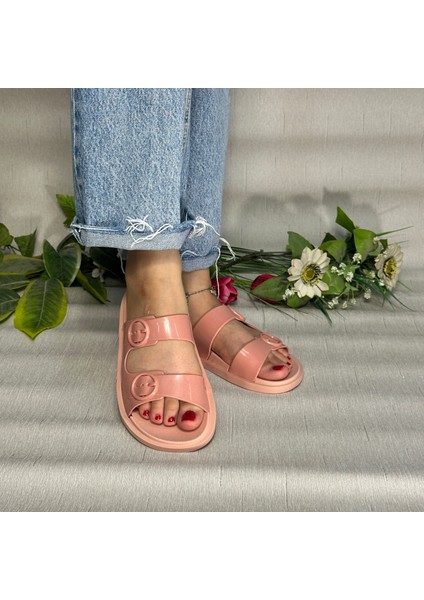 Kadın Pembe Çift Tokalı Düz Rahat Kaydırmaz Taban Şık Rugan Terlik-Plaj, Havuz ve Günlük Kullanım modelleri