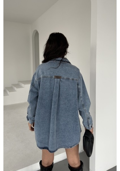 Düğme Detaylı ve Uzun Boy Bol Kalıp Kadın Kot Oversize Gömlek Açık Mavi modelleri