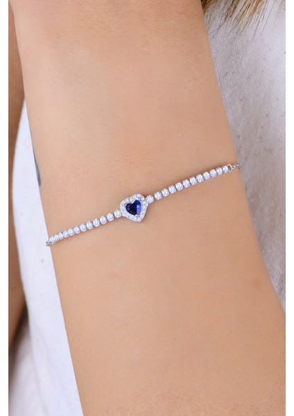 Gümüş Rodyumlu Pırlanta Modeli Safir ve Zirkon Taşlı Kalp Detaylı Su Yolu Bileklik. SGTL12905LACIVERT