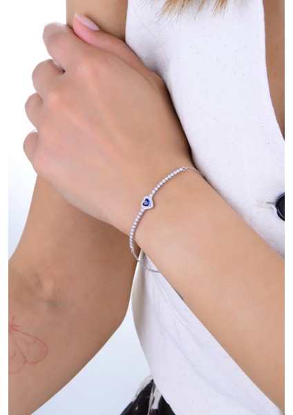 Gümüş Rodyumlu Pırlanta Modeli Safir ve Zirkon Taşlı Kalp Detaylı Su Yolu Bileklik. SGTL12905LACIVERT fiyatları