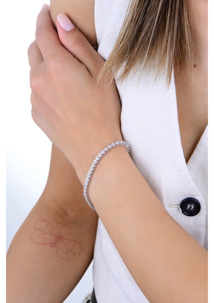 Gümüş Beyaz Altın Rodyumlu 3,7 mm Kalınlığında Pırlanta Modeli Zirkon Taşlı Su Yolu Gümüş Bileklik SGTL12891RODAJ fiyatları