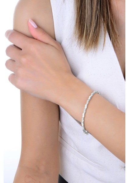 Gümüş Rodyumlu Zirkon Taşlı Dalgalı Işıltılı Bileklik SGTL12895RODAJ fiyatları