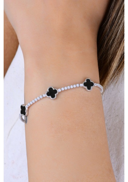 Gümüş Rodyumlu Pırlanta Modeli Onix ve Zirkon Taşlı Yonca Dizisi Su Yolu Bileklik SGTL12913SIYAH fiyatları