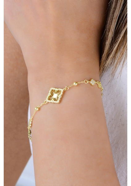 Gümüş Altın Yaldızlı Zirkon Taşlı Telkari Görünümlü Işlemeli Yonca Bileklik SGTL12930GOLD