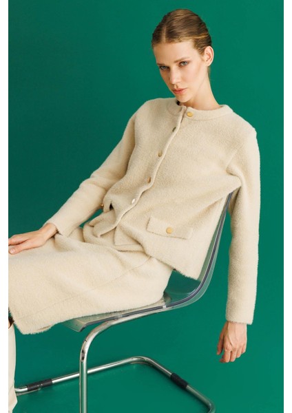 Kadın Sıfır Yaka Metal Düğmeli Afrodit Kısa Triko Ceket Bej fırsatları