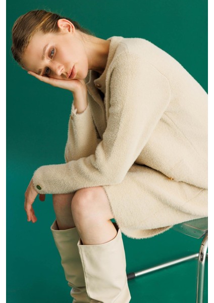 Kadın Sıfır Yaka Metal Düğmeli Afrodit Kısa Triko Ceket Bej indirimleri