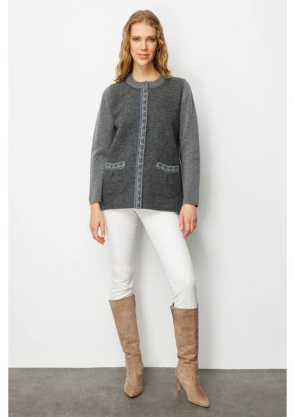 Kadın Sıfır Yaka Önü Keçe Kısa Yün Ceket Füme modelleri