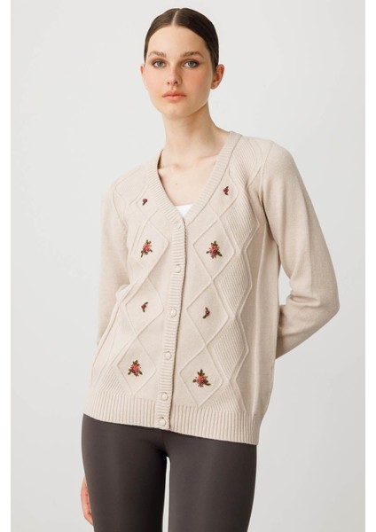 Kadın V Yaka Önü Baklavalı Nakış Işlemeli Hırka Bej fiyatları