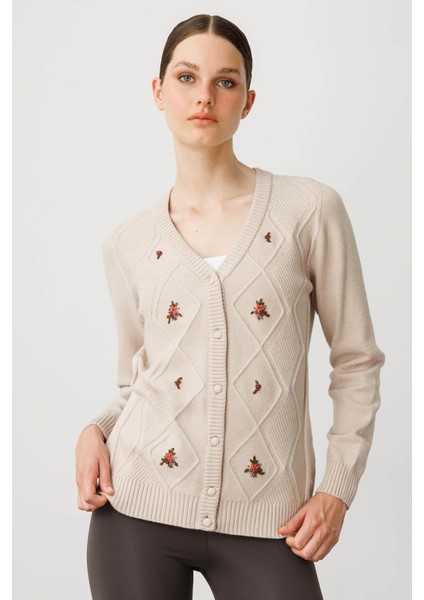 Kadın V Yaka Önü Baklavalı Nakış Işlemeli Hırka Bej fırsatları