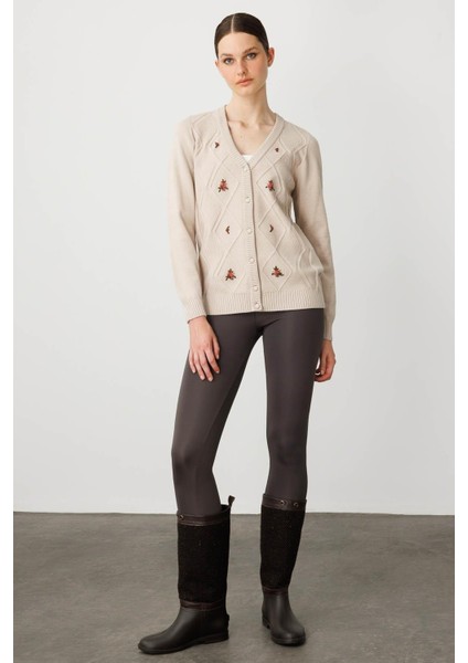 Kadın V Yaka Önü Baklavalı Nakış Işlemeli Hırka Bej indirimleri