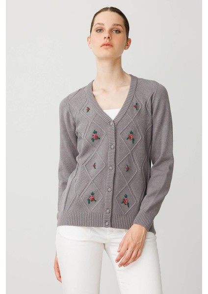 Kadın V Yaka Önü Baklavalı Nakış Işlemeli Hırka Füme