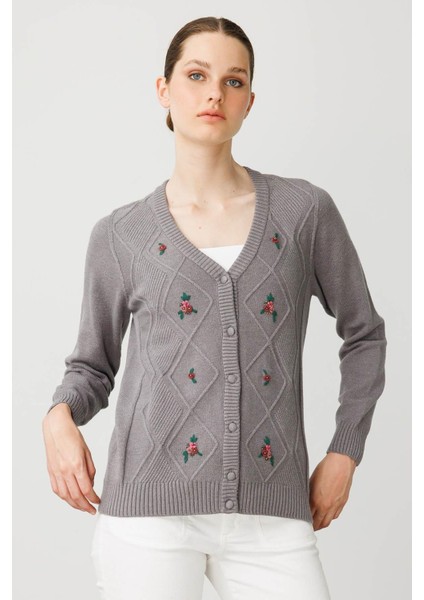 Kadın V Yaka Önü Baklavalı Nakış Işlemeli Hırka Füme fiyatları