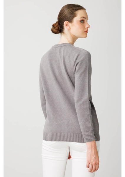 Kadın V Yaka Önü Baklavalı Nakış Işlemeli Hırka Füme modelleri