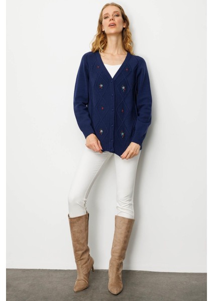 Kadın V Yaka Önü Baklavalı Nakış Işlemeli Hırka Lacivert fırsatları