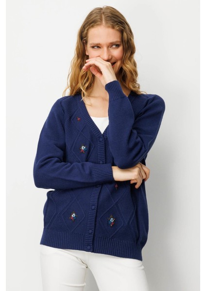 Kadın V Yaka Önü Baklavalı Nakış Işlemeli Hırka Lacivert indirimleri