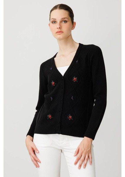 Kadın V Yaka Önü Baklavalı Nakış Işlemeli Hırka Siyah fırsatları