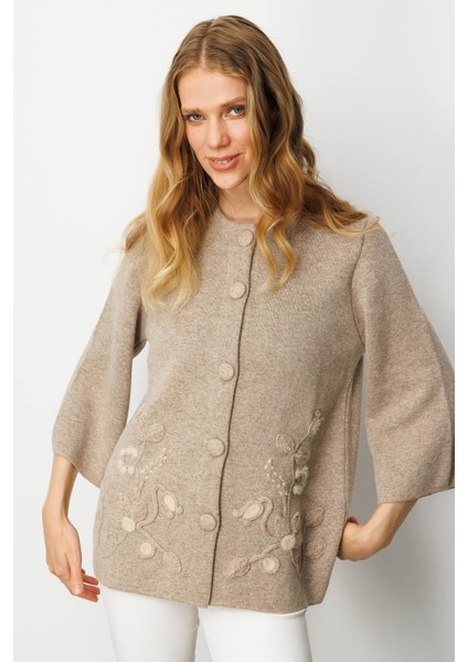 Kadın Dik Yaka Çiçek Desenli Kısa Yün Ceket K.bej