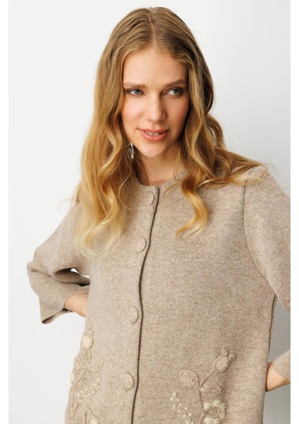 Kadın Dik Yaka Çiçek Desenli Kısa Yün Ceket K.bej modelleri