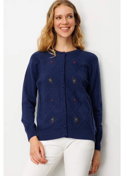 Kadın Sıfır Yaka Önü Baklavalı Nakış Işlemeli Hırka Lacivert fiyatları